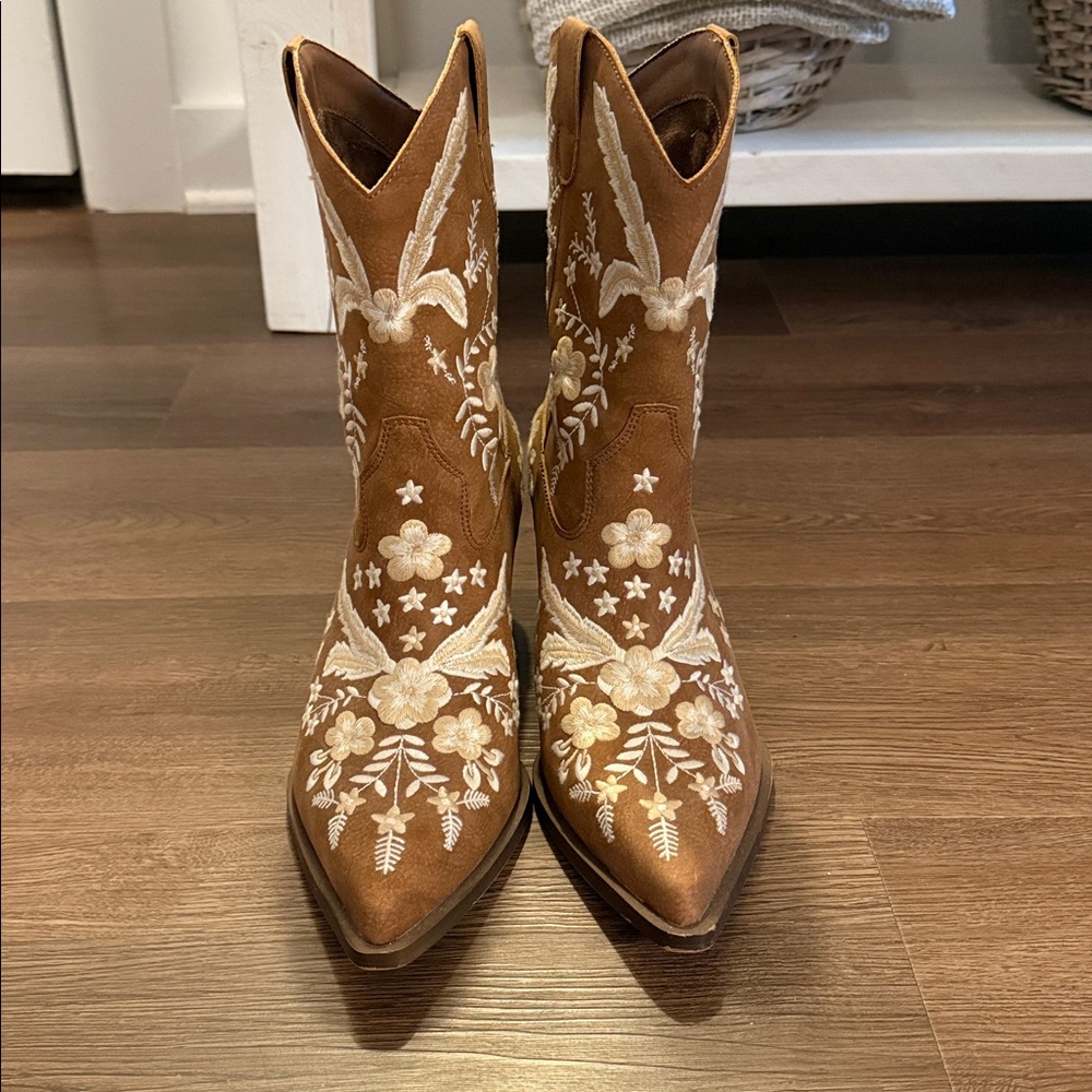 Women’s Boots - Picture 2 of 5